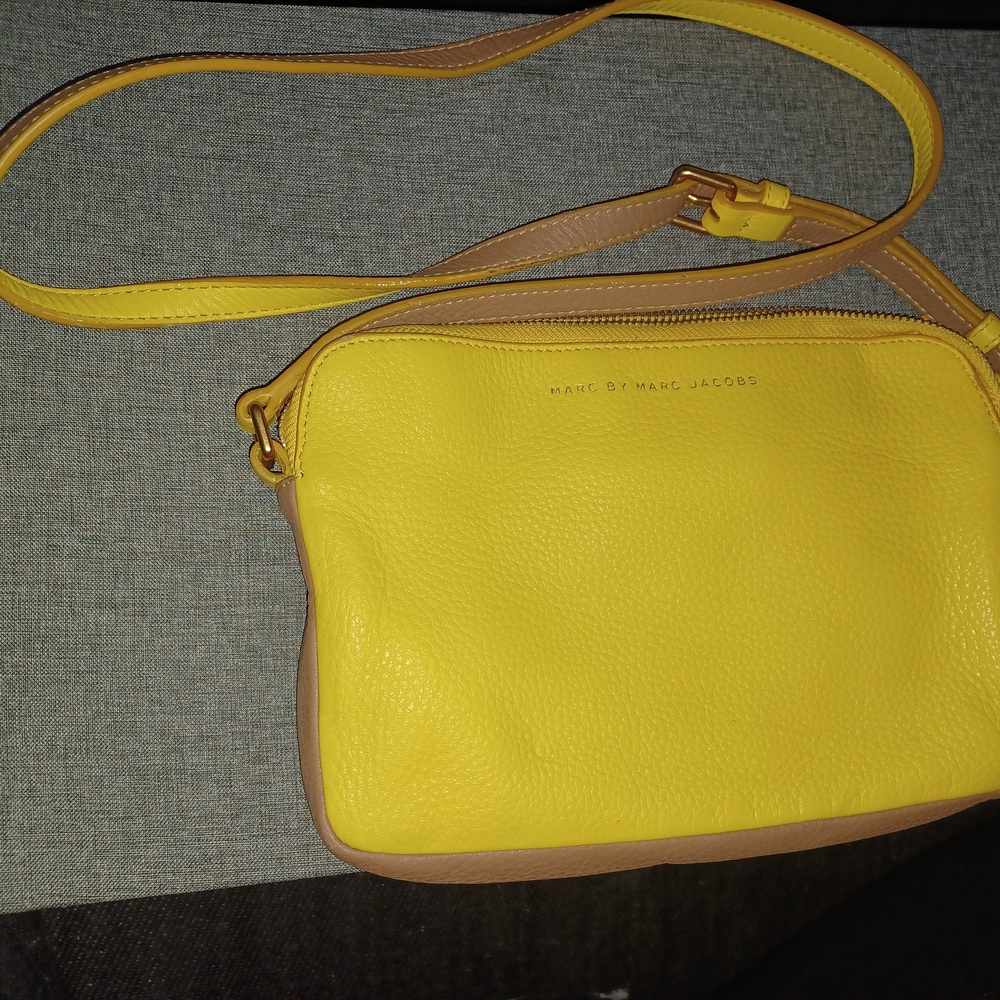Marc by Marc Jacobs Sophisticato Dani leather crossbody bag in yellow and tan. - Picture 3 of 5